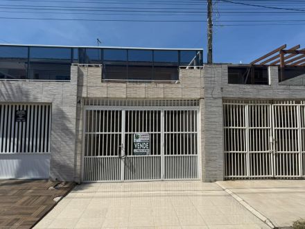 SO120 - SOBRADO GEMINADO QUADRA MAR